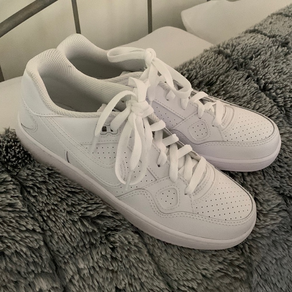 NEW NiKE White Sz Y7/W9